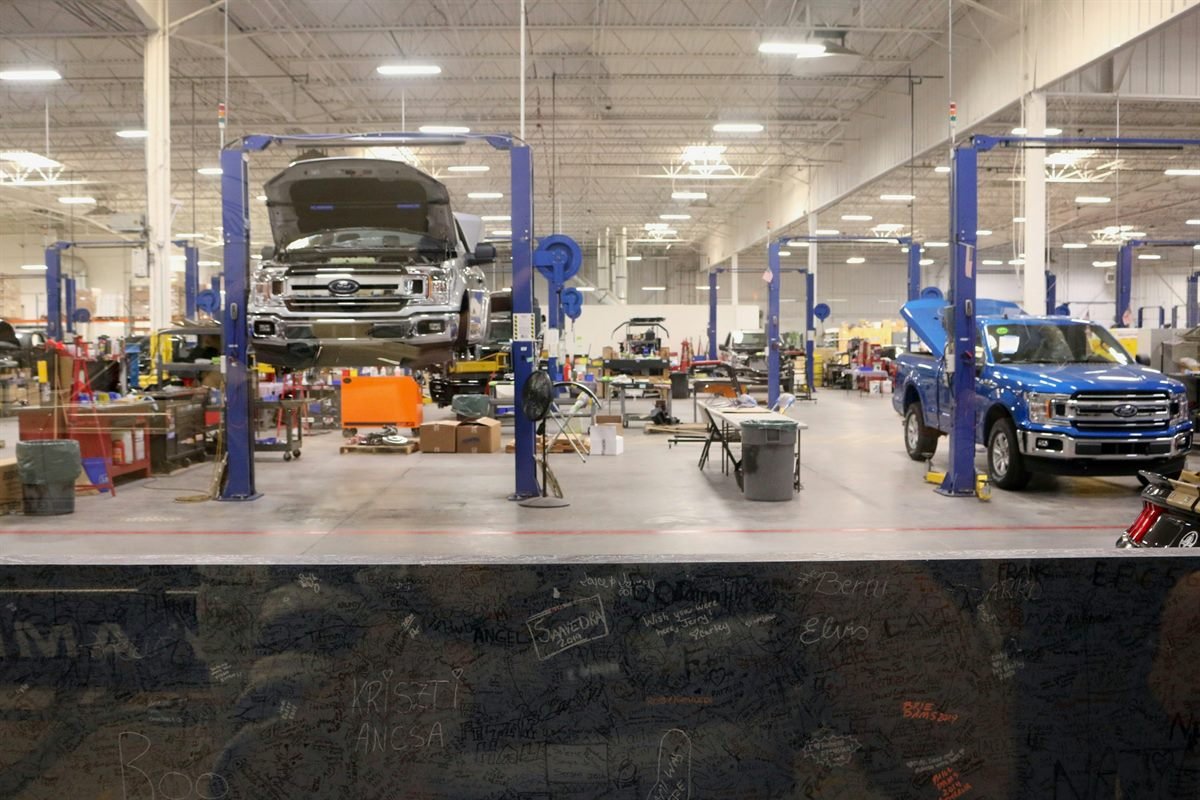 Mobile mechanic servicing a work fleet vehicle in Pittsburgh