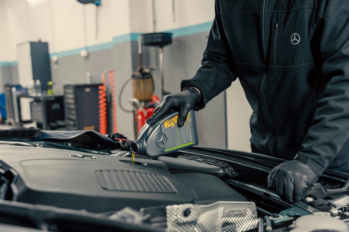 On-site oil and fluid service on a car in Pittsburgh